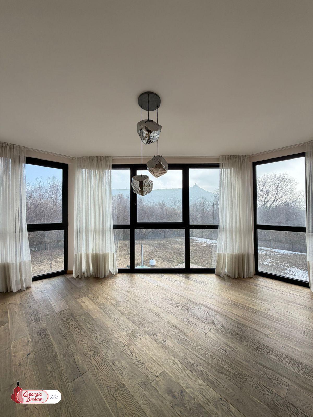 იყიდება ახალი გარემონტებული 7 ოთახიანი სახლი